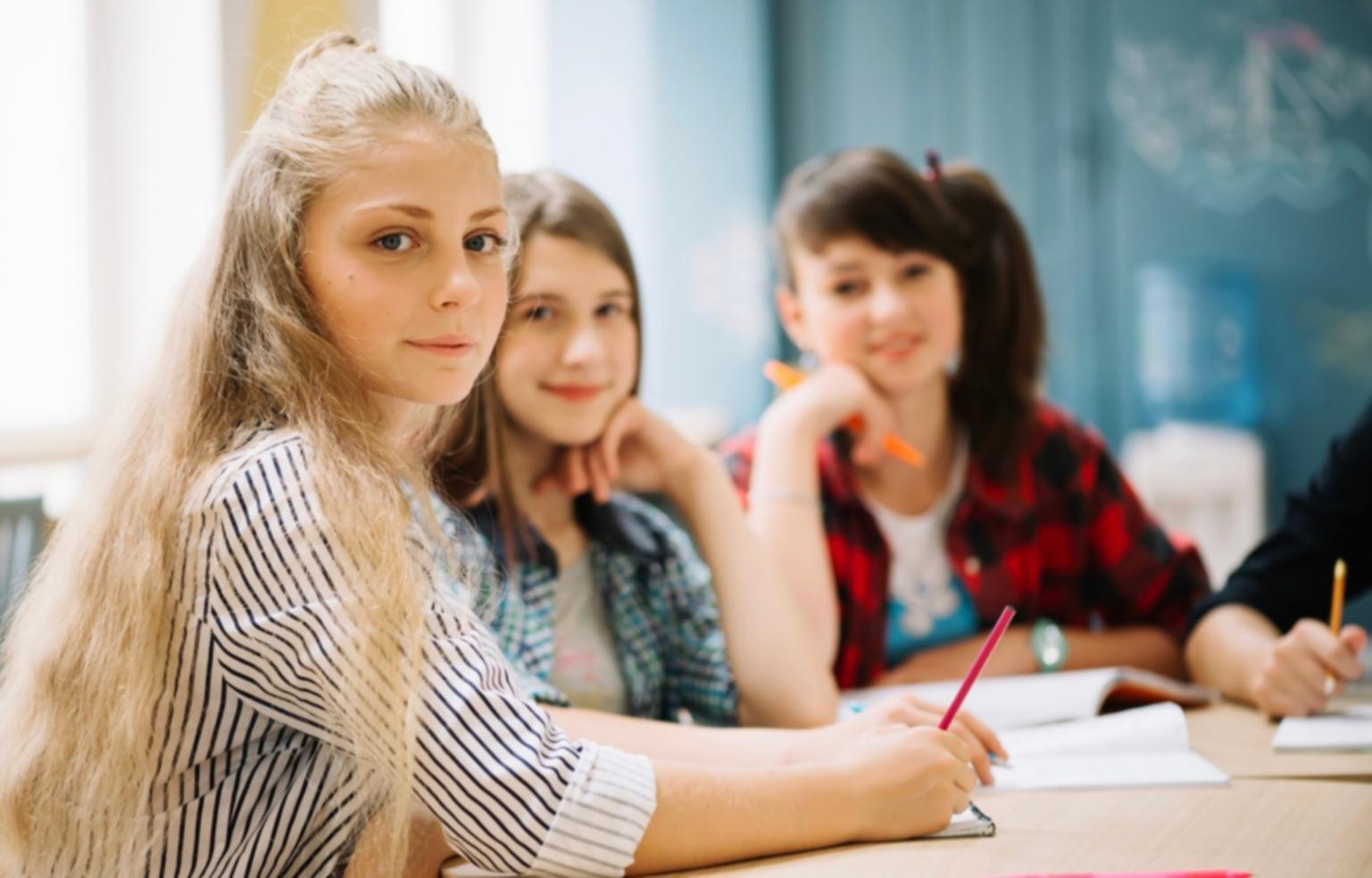 Команда специалистов работает над аналитическим проектом